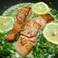 Gebakken zalm in spinazie roomsaus met sjalot en knoflook.