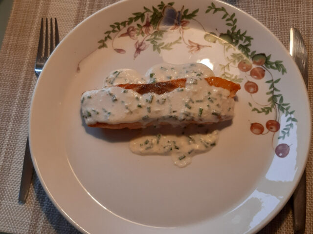 Gebakken zalmfilet met een romige bieslooksaus