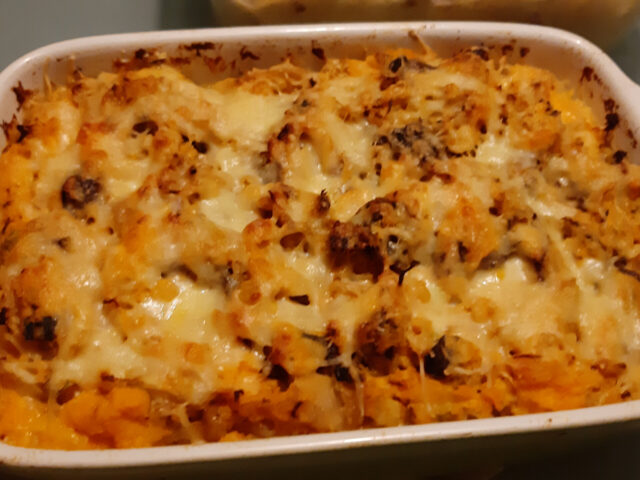 Gegratineerde stamppot zuurkool met gebraden rundvlees en zoete aardappel