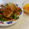 Gegrilde tonijn op een Oosterse salade.