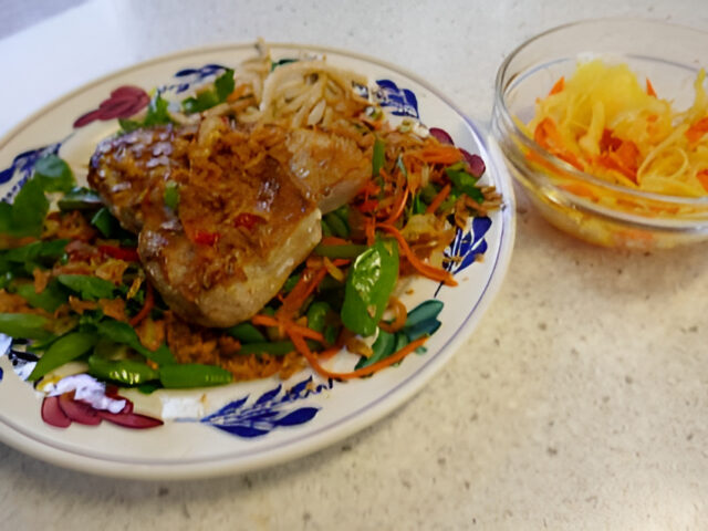 Gegrilde tonijn op een Oosterse salade.