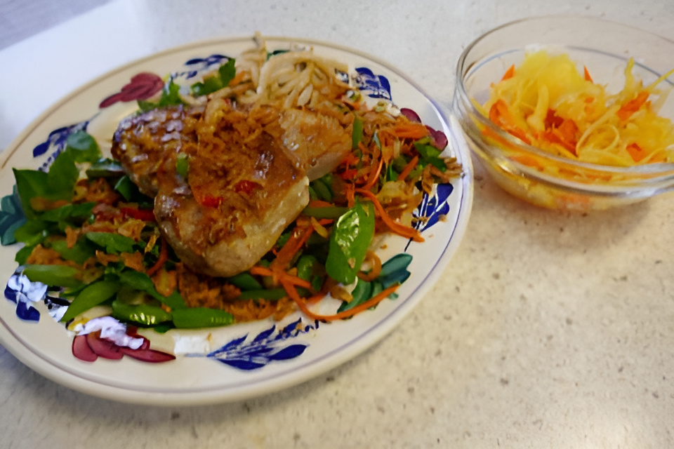Gegrilde tonijn op een Oosterse salade.