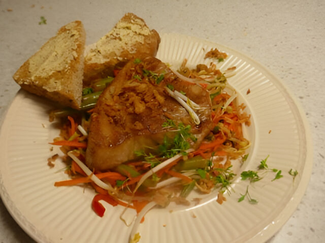 Gegrilde witte tonijn op een Aziatische salade met geroosterd brood.