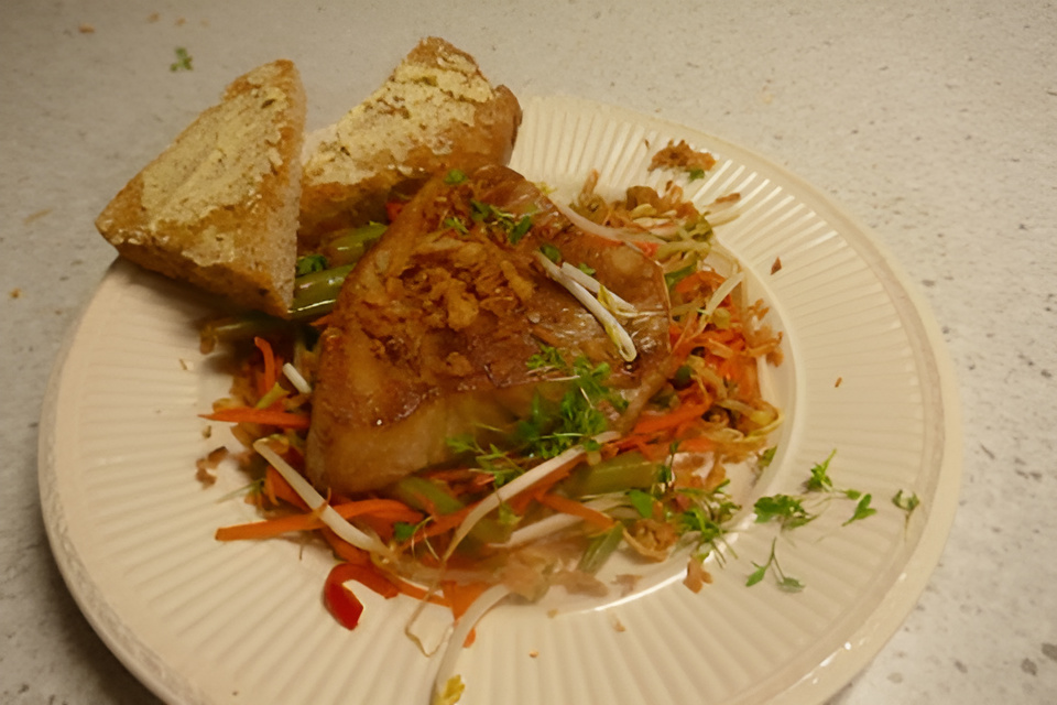 Gegrilde witte tonijn op een Aziatische salade met geroosterd brood.