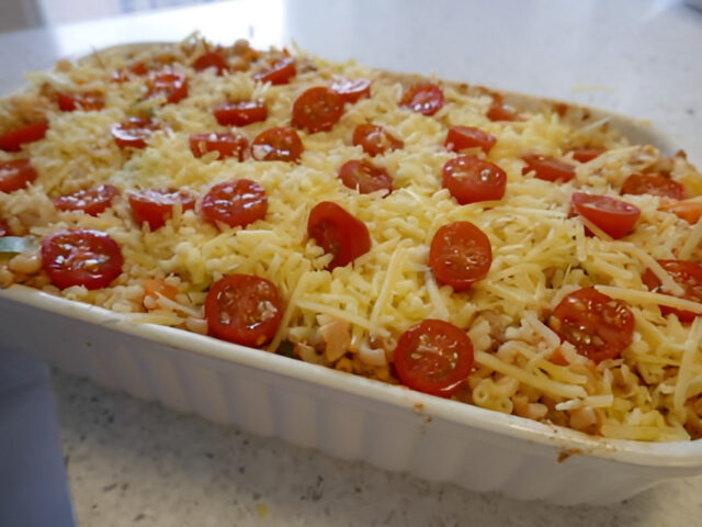 Gehaktovenschotel met pasta met 2 soorten kaas en groente.