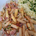 Gekarameliseerde witte asperges met ham, kaas en pijnboompitten