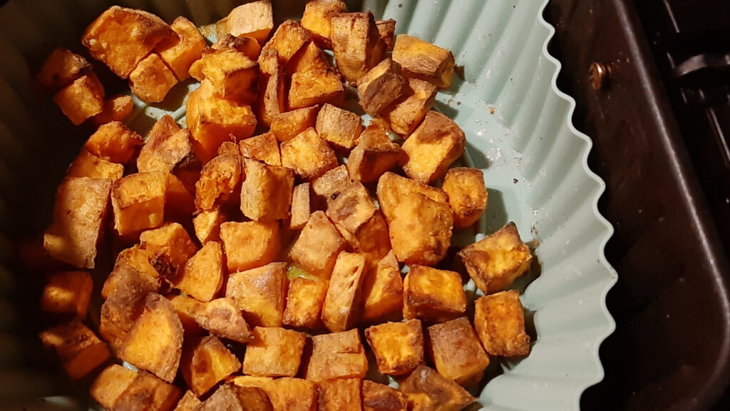 Gekruide zoete aardappelblokjes uit de airfryer