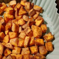 Gekruide zoete aardappelblokjes uit de airfryer
