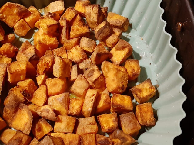 Gekruide zoete aardappelblokjes uit de airfryer