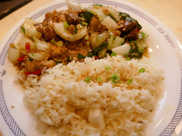 Gemakkelijke en Lekkere Chinese kip met champignons en paksoi.