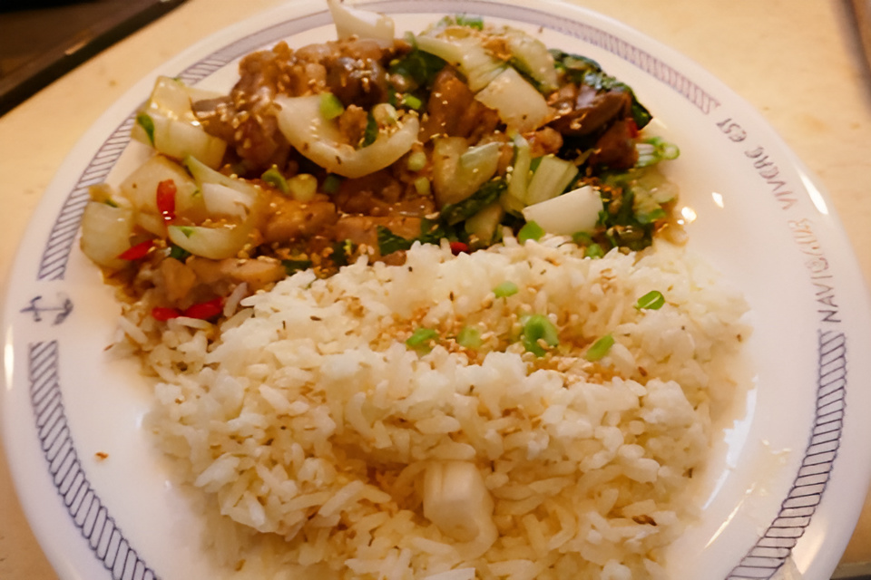 Gemakkelijke en Lekkere Chinese kip met champignons en paksoi.