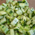 Gemarineerde komkommersalade met knoflook, bieslook en dille