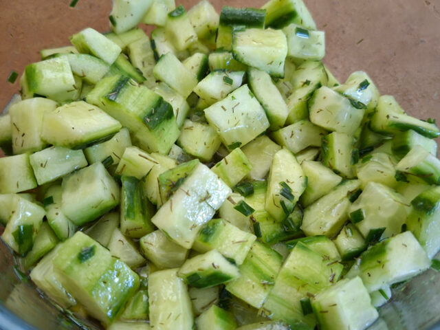 Gemarineerde komkommersalade met knoflook, bieslook en dille