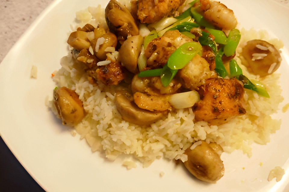 Gemengde vis roerbak met champignons , bosui en rijst