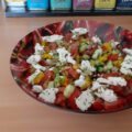 Tomaten-komkommersalade met zachte geitenkaas