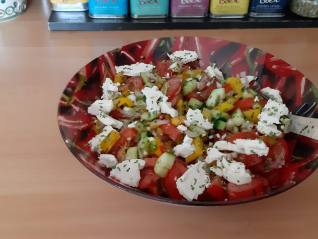Tomaten-komkommersalade met zachte geitenkaas
