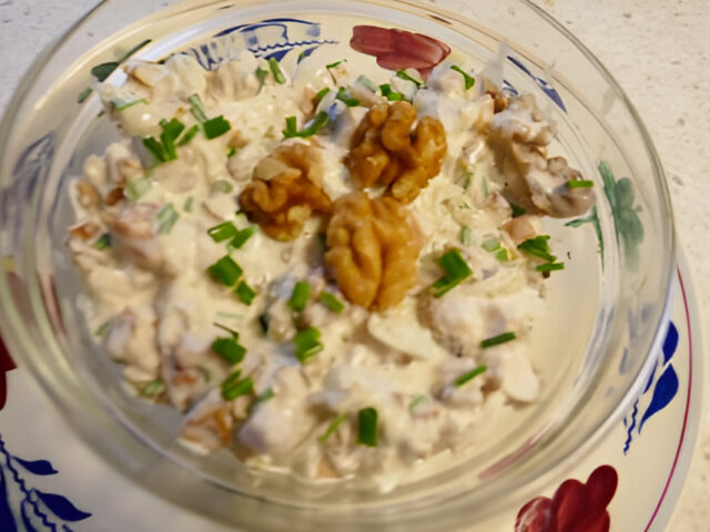 Gerookte kip salade met walnoten en een geweldige smaak en bite.