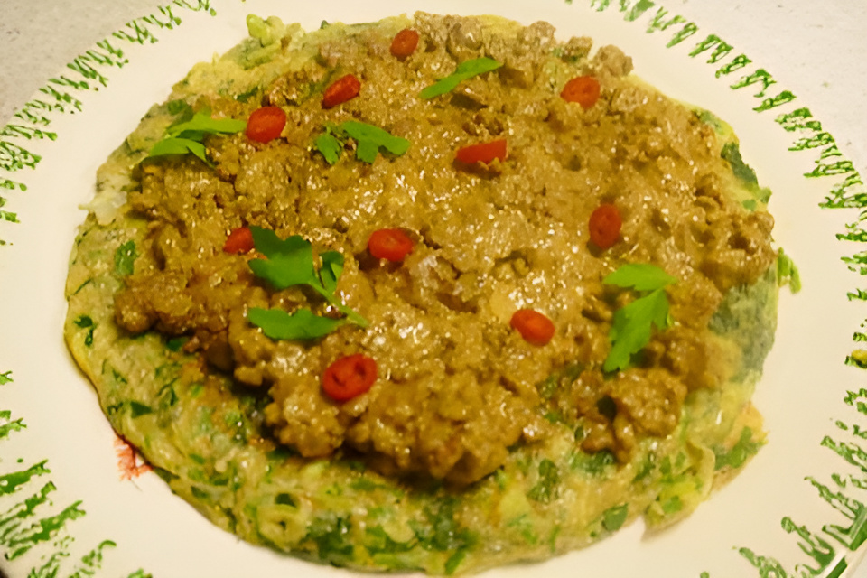 Gevulde en kruidige Indonesische omelet.