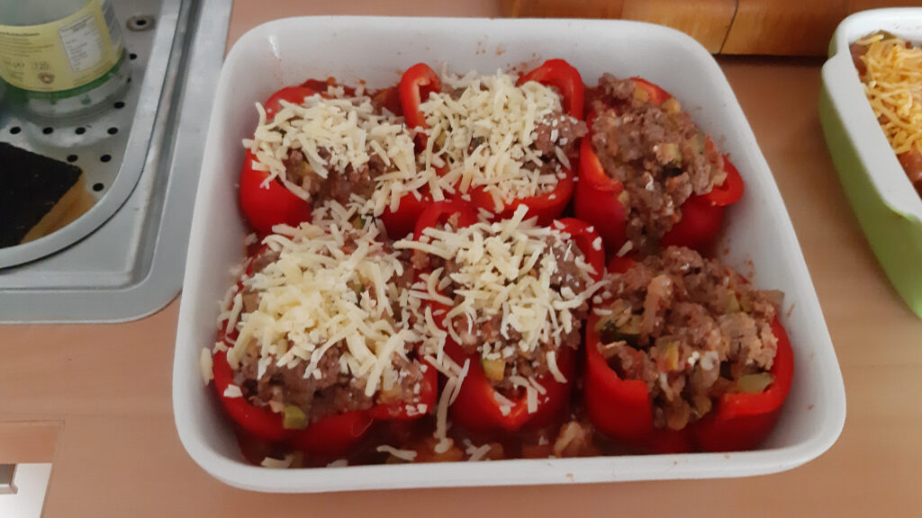 Gevulde paprika's met gehakt en kaas op een heerlijke groentesaus