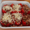Gevulde paprika’s met gehakt en kaas op een lekkere tomaten-courgettesaus.