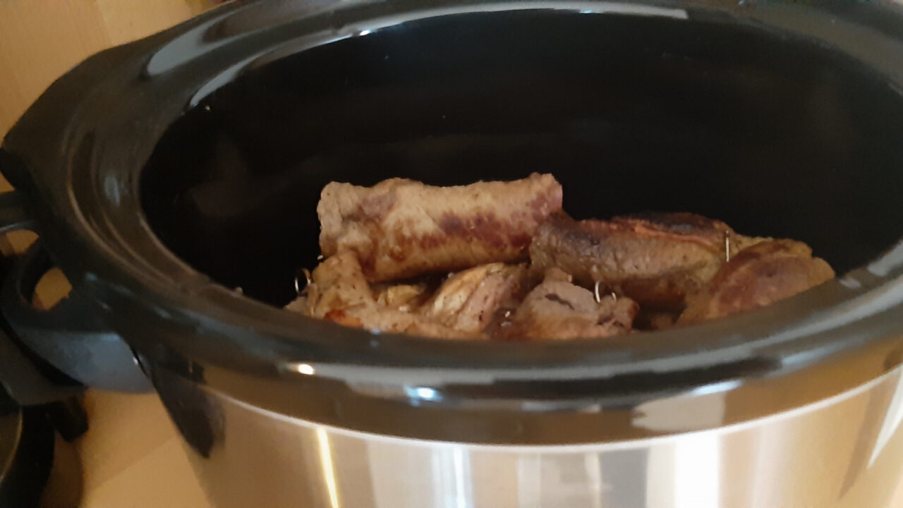 Gevulde varkensfiletrolletjes met pruimen uit de slowcooker