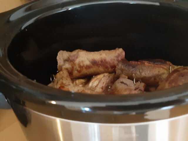 Gevulde varkensfiletrolletjes met pruimen uit de slowcooker