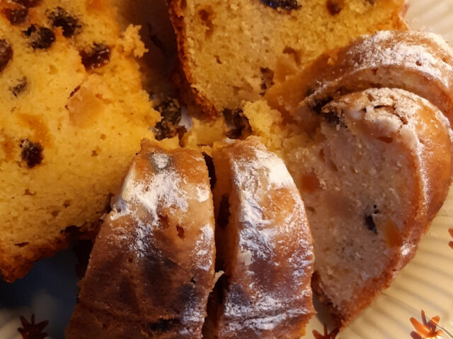 Goed gevulde tulband met gedroogd fruit