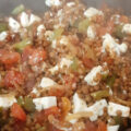 Griekse linzen met tomaten, uien, paprika en feta