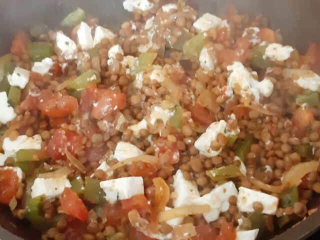 Griekse linzen met tomaten, uien, paprika en feta