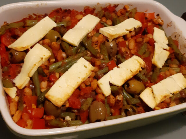Griekse bonenschotel met feta