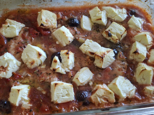 Griekse kipfilet met tomaat, olijven en feta uit de oven