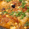 Griekse visschotel: kabeljauw in een lekkere gekruide tomatensaus met feta en olijven.