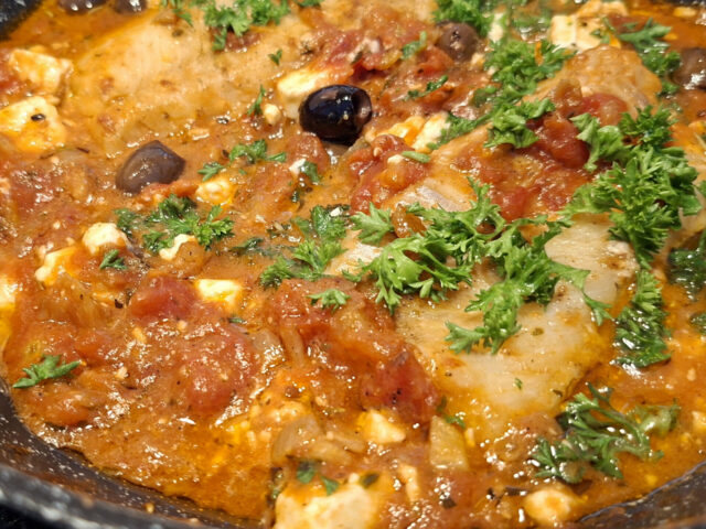 Griekse visschotel: kabeljauw in een lekkere gekruide tomatensaus met feta en olijven.