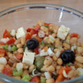 Griekse witte bonensalade met feta, paprika, olijven en lente-uitjes