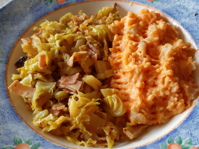 Groene kool (Savooiekool) met puree van zoete aardappel