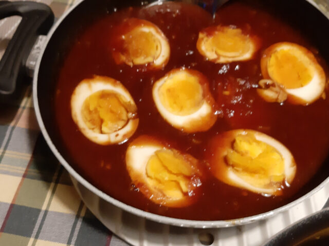 Halve eieren in een pittige tomaten-chilisaus