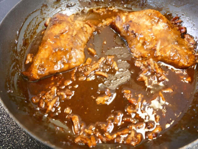 Hamlapjes met spekjes in een Aziatische saus