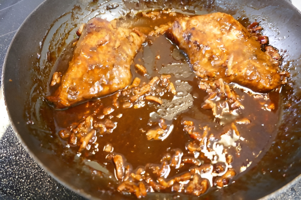 Hamlapjes met spekjes in een Aziatische saus