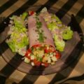 Hamhoorntjes gevuld met een salade van cheddar, tomaat en pijnboompitten