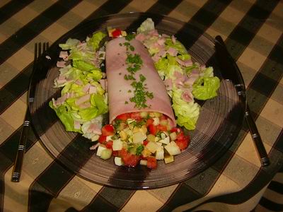 Hamhoorntjes gevuld met een salade van cheddar, tomaat en pijnboompitten