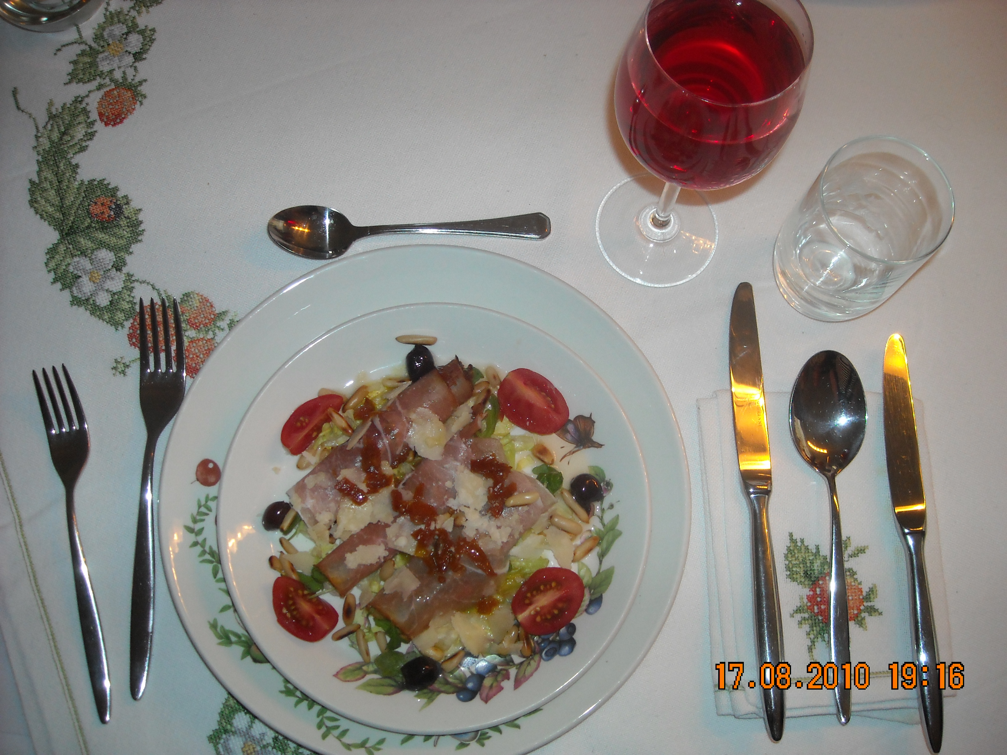 Knapperige gevulde rolletjes Parmaham of rauwe ham