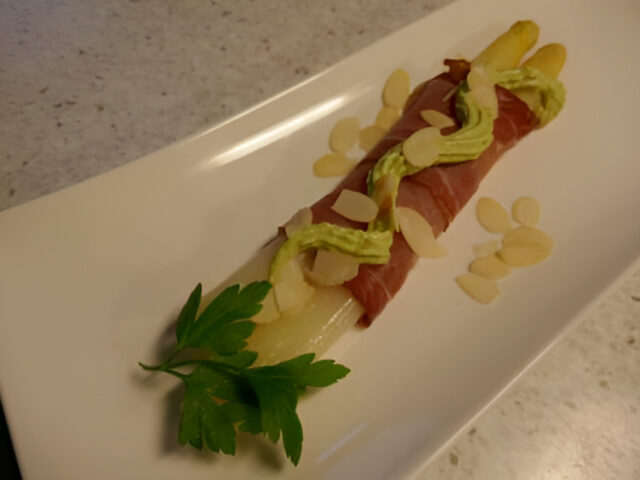 Hapje met asperges licht gerookte rauwe ham en avocado crème…..