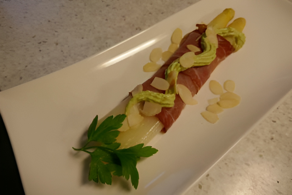 Hapje met asperges licht gerookte rauwe ham en avocado crème.....