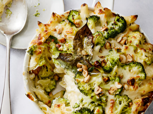 Heerlijk Vegetarisch Mac ’n cheese met broccoli, pastinaak en walnoten