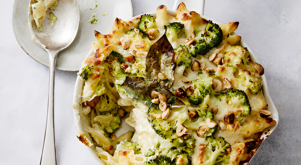 Heerlijk Vegetarisch Mac 'n cheese met broccoli, pastinaak en walnoten