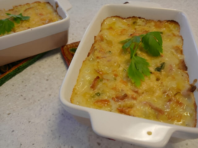 Heerlijke ovenpasta met ham en kaas, prei en erwtjes.