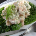 Heerlijke roze garnalensalade in een bakje van little gem……