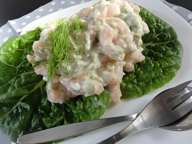Heerlijke roze garnalensalade in een bakje van little gem……