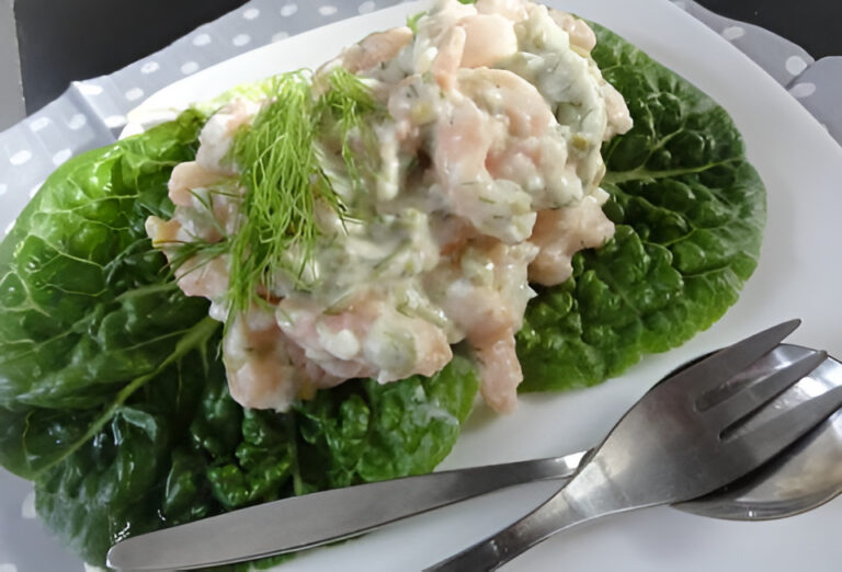 Heerlijke roze garnalensalade in een bakje van little gem……