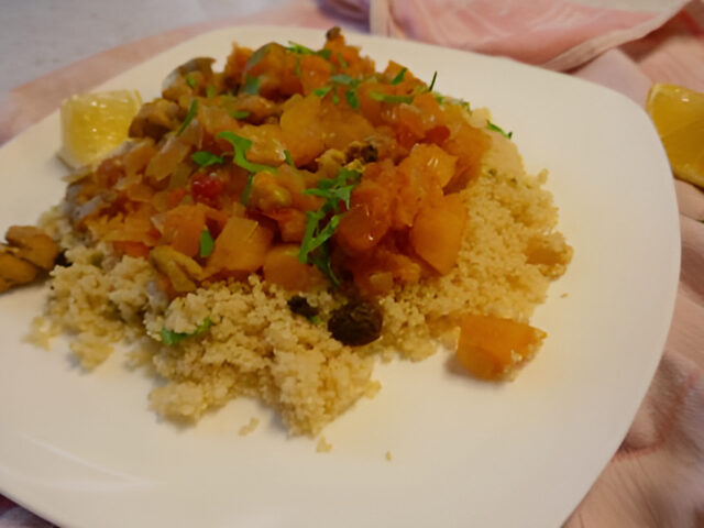 Herfstig pompoenstoofje met kippendij en couscous van Project Gezond.
